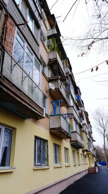 Astrakhan, Rusya, 13 Ocak 2021. Şehrin eski binaları. Ön cephe. Shahumyan Caddesi