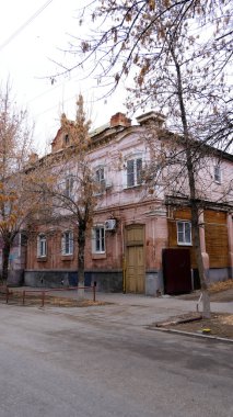 Astrakhan, Rusya, 9 Ocak 2021. Şehrin eski binaları. Ön cephe. Kuibyshev Caddesi