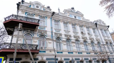 Astrakhan, Rusya, 9 Ocak 2021. Şehrin eski binaları. Ön cephe. Kuibyshev Caddesi