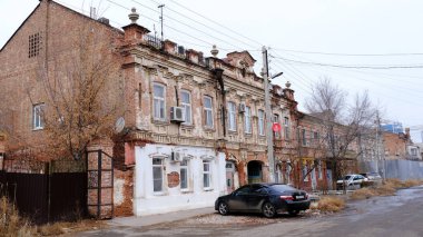 Astrakhan, Rusya, 9 Ocak 2021. Şehrin eski binaları. Ön cephe. Kuibyshev Caddesi