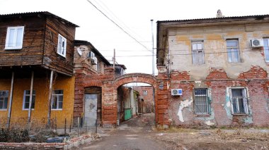 Astrakhan, Rusya, 9 Ocak 2021. Şehrin eski binaları. Ön cephe. Kuibyshev Caddesi