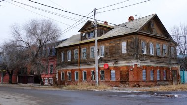 Astrakhan, Rusya, 9 Ocak 2021. Şehrin eski binaları. Ön cephe. Kuibyshev Caddesi