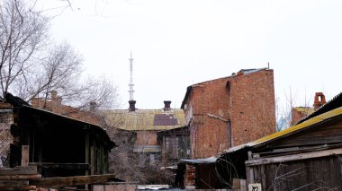 Astrakhan, Rusya, 9 Ocak 2021. Şehrin eski binaları. Ön cephe. Kuibyshev Caddesi