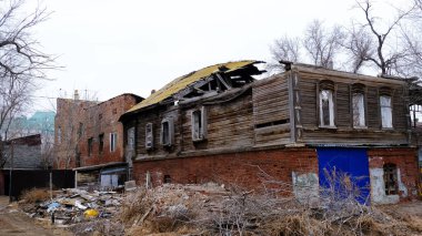Astrakhan, Rusya, 9 Ocak 2021. Şehrin eski binaları. Ön cephe. Kuibyshev Caddesi