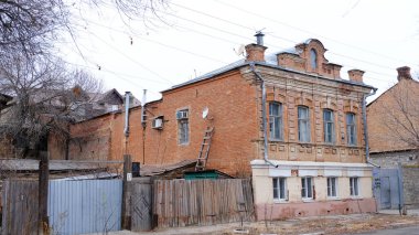 Astrakhan, Rusya, 9 Ocak 2021. Şehrin eski binaları. Ön cephe. Kuibyshev Caddesi