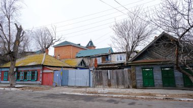 Astrakhan, Rusya, 9 Ocak 2021. Şehrin eski binaları. Ön cephe. Kuibyshev Caddesi