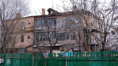 Astrakhan, Rusya, 9 Ocak 2021. Şehrin eski binaları. Ön cephe. Kuibyshev Caddesi