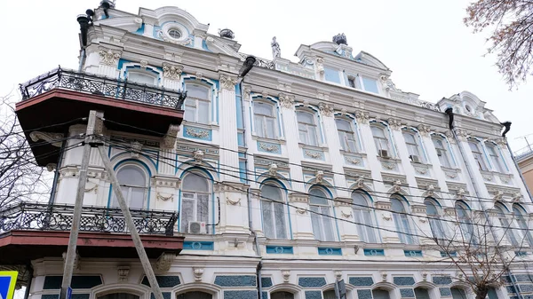 ロシアのアストラハン2021年1月9日 旧市街の建物 ファサード クイビシェフ通り — ストック写真