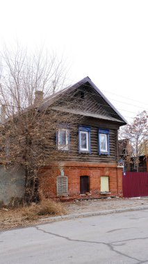 Astrakhan, Rusya, 9 Ocak 2021. Şehrin eski binaları. Ön cephe. Çehov Sokağı.