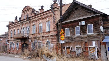 Astrakhan, Rusya, 9 Ocak 2021. Şehrin eski binaları. Ön cephe. Çehov Sokağı.