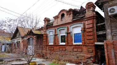 Astrakhan, Rusya, 9 Ocak 2021. Şehrin eski binaları. Ön cephe. Çehov Sokağı.