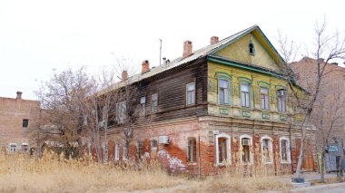 Astrakhan, Rusya, 9 Ocak 2021. Şehrin eski binaları. Ön cephe. Çehov Sokağı.