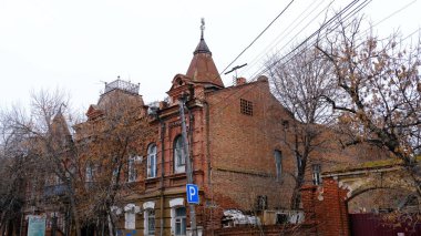 Astrakhan, Rusya, 9 Ocak 2021. Şehrin eski binaları. Ön cephe. Çehov Sokağı.