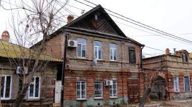 Astrakhan, Rusya, 9 Ocak 2021. Şehrin eski binaları. Ön cephe. Çehov Sokağı.