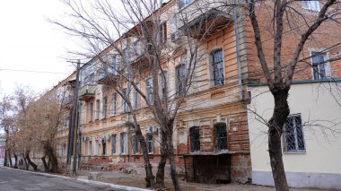 Astrakhan, Rusya, 9 Ocak 2021. Şehrin eski binaları. Ön cephe. Çehov Sokağı.