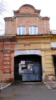 Astrakhan, Rusya, 14 Ocak 2021. Şehrin eski binaları. Ön cephe. Sovyet polisi sokağı