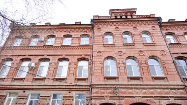 Astrakhan, Rusya, 14 Ocak 2021. Şehrin eski binaları. Ön cephe. Sovyet polisi sokağı