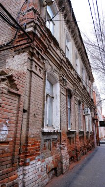 Astrakhan, Rusya, 14 Ocak 2021. Şehrin eski binaları. Ön cephe. Sovyet polisi sokağı