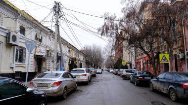 Astrakhan, Rusya, 14 Ocak 2021. Şehrin eski binaları. Ön cephe. Sovyet polisi sokağı