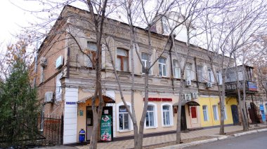Astrakhan, Rusya, 14 Ocak 2021. Şehrin eski binaları. Ön cephe. Sovyet polisi sokağı