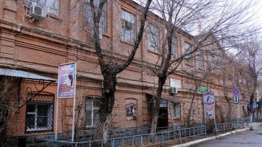 Astrakhan, Rusya, 14 Ocak 2021. Şehrin eski binaları. Ön cephe. Sovyet polisi sokağı