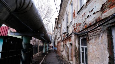 Astrakhan, Rusya, 14 Ocak 2021. Şehrin eski binaları. Ön cephe. Sovyet polisi sokağı