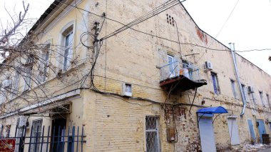 Astrakhan, Rusya, 14 Ocak 2021. Şehrin eski binaları. Ön cephe. Sovyet polisi sokağı