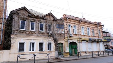 Astrakhan, Rusya, 7 Ocak 2021. Şehrin eski binaları. Ön cephe. Kommunisticheskaya Caddesi