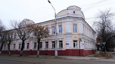 Astrakhan, Rusya, 7 Ocak 2021. Şehrin eski binaları. Ön cephe. Kommunisticheskaya Caddesi