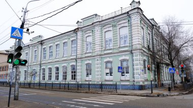Astrakhan, Rusya, 7 Ocak 2021. Şehrin eski binaları. Ön cephe. Kommunisticheskaya Caddesi
