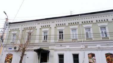 Astrakhan, Rusya, 15 Ocak 2021. Şehrin eski binaları. Ön cephe. Babushkina Caddesi.