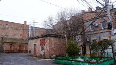 Astrakhan, Rusya, 15 Ocak 2021. Şehrin eski binaları. Ön cephe. Babushkina Caddesi.