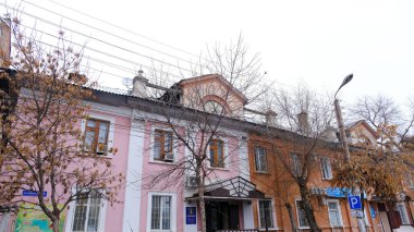 Astrakhan, Rusya, 15 Ocak 2021. Şehrin eski binaları. Ön cephe. Babushkina Caddesi.