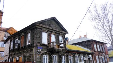 Astrakhan, Rusya, 15 Ocak 2021. Şehrin eski binaları. Ön cephe. Babushkina Caddesi.