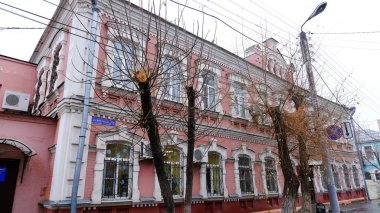 Astrakhan, Rusya, 15 Ocak 2021. Şehrin eski binaları. Ön cephe. Babushkina Caddesi.