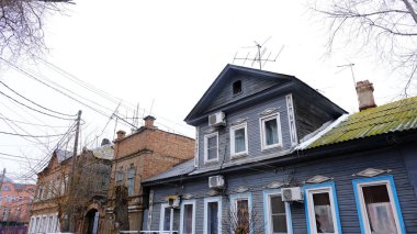 Astrakhan, Rusya, 15 Ocak 2021. Şehrin eski binaları. Ön cephe. Babushkina Caddesi.