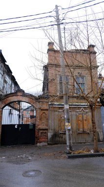 Astrakhan, Rusya, 15 Ocak 2021. Şehrin eski binaları. Ön cephe. Babushkina Caddesi.