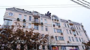 Astrakhan, Rusya, 15 Ocak 2021. Şehrin eski binaları. Ön cephe. Babushkina Caddesi.
