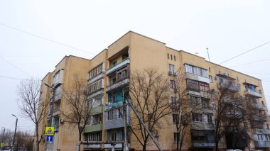 Astrakhan, Rusya, 15 Ocak 2021. Şehrin eski binaları. Ön cephe. Babushkina Caddesi.