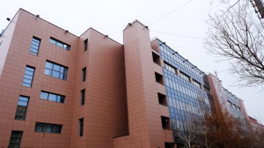 Astrakhan, Rusya, 15 Ocak 2021. Şehrin eski binaları. Ön cephe. Babushkina Caddesi.