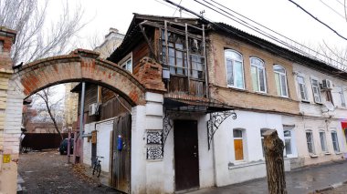 Astrakhan, Rusya, 15 Ocak 2021. Şehrin eski binaları. Ön cephe. Babushkina Caddesi.