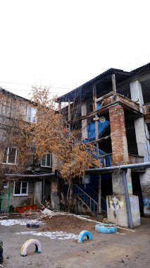 Astrakhan, Rusya, 15 Ocak 2021. Şehrin eski binaları. Ön cephe. Babushkina Caddesi.