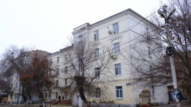 Astrakhan, Rusya, 15 Ocak 2021. Şehrin eski binaları. Ön cephe. Babushkina Caddesi.