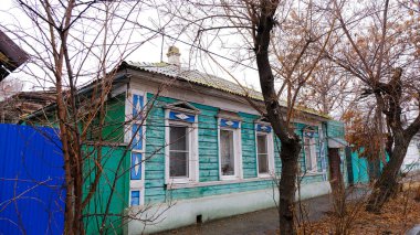 Astrakhan, Rusya, 15 Ocak 2021. Şehrin eski binaları. Ön cephe. Babushkina Caddesi.