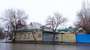 Astrakhan, Rusya, 15 Ocak 2021. Şehrin eski binaları. Ön cephe. Babushkina Caddesi.