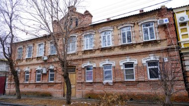 Astrakhan, Rusya, 15 Ocak 2021. Şehrin eski binaları. Ön cephe. Babushkina Caddesi.