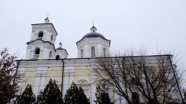 Astrakhan, Rusya, 15 Ocak 2021. Şehrin eski binaları. Ön cephe. Babushkina Caddesi.