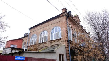 Astrakhan, Rusya, 15 Ocak 2021. Şehrin eski binaları. Ön cephe. Babushkina Caddesi.