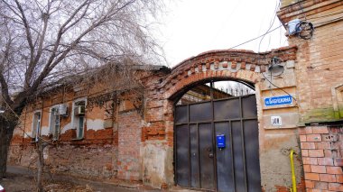 Astrakhan, Rusya, 15 Ocak 2021. Şehrin eski binaları. Ön cephe. Babushkina Caddesi.