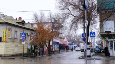 Astrakhan, Rusya, 15 Ocak 2021. Şehrin eski binaları. Ön cephe. Babushkina Caddesi.